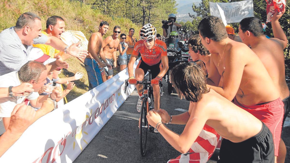 Igor Antón, jaleado por los aficionados en El Vivero, el 9 de septiembre de 2011. | FOTO: JOSÉ MARI MARTÍNEZ