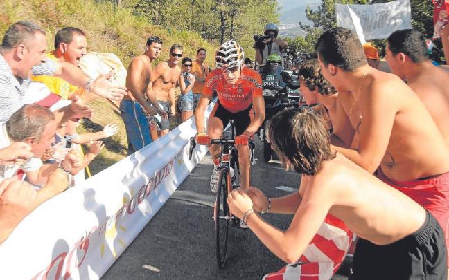 Igor Ant&oacute;n, jaleado por los aficionados en El Vivero, el 9 de septiembre de 2011. | FOTO: JOS&Eacute; MARI MART&Iacute;NEZ