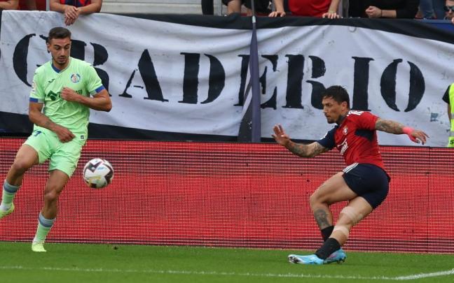 El Chimy trata de centrar con una rabona