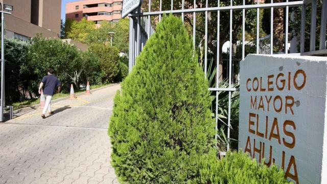 Entrada del Colegio Mayor El&iacute;as Ahuja, protagonista de la pol&eacute;mica.