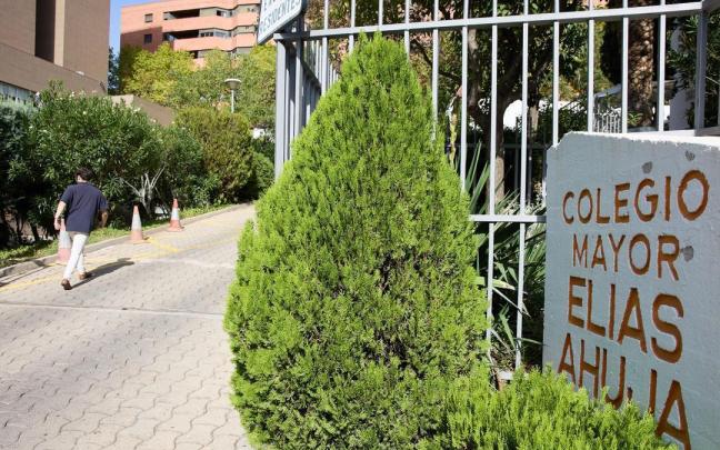 Entrada del Colegio Mayor El&iacute;as Ahuja, protagonista de la pol&eacute;mica.