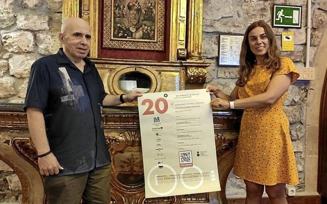 Pons y Serrano con el cartel del festival, en el Parador. | FOTO: J.GUEZALA