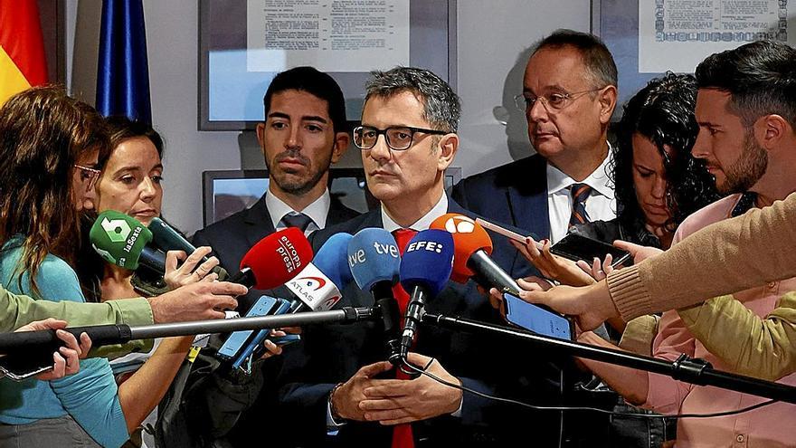 El ministro de la Presidencia, Félix Bolaños, atendiendo ayer a los medios de comunicación. | FOTO: EFE