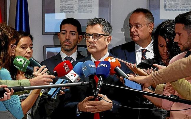 El ministro de la Presidencia, F&eacute;lix Bola&ntilde;os, atendiendo ayer a los medios de comunicaci&oacute;n. | FOTO: EFE