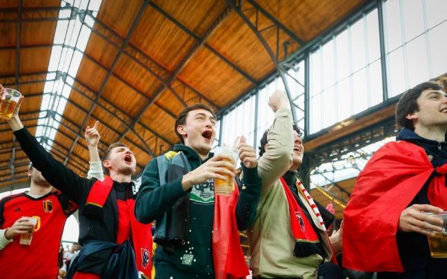 Un grupo de personas sigue el Marruecos - B&eacute;lgica desde Bruselas.