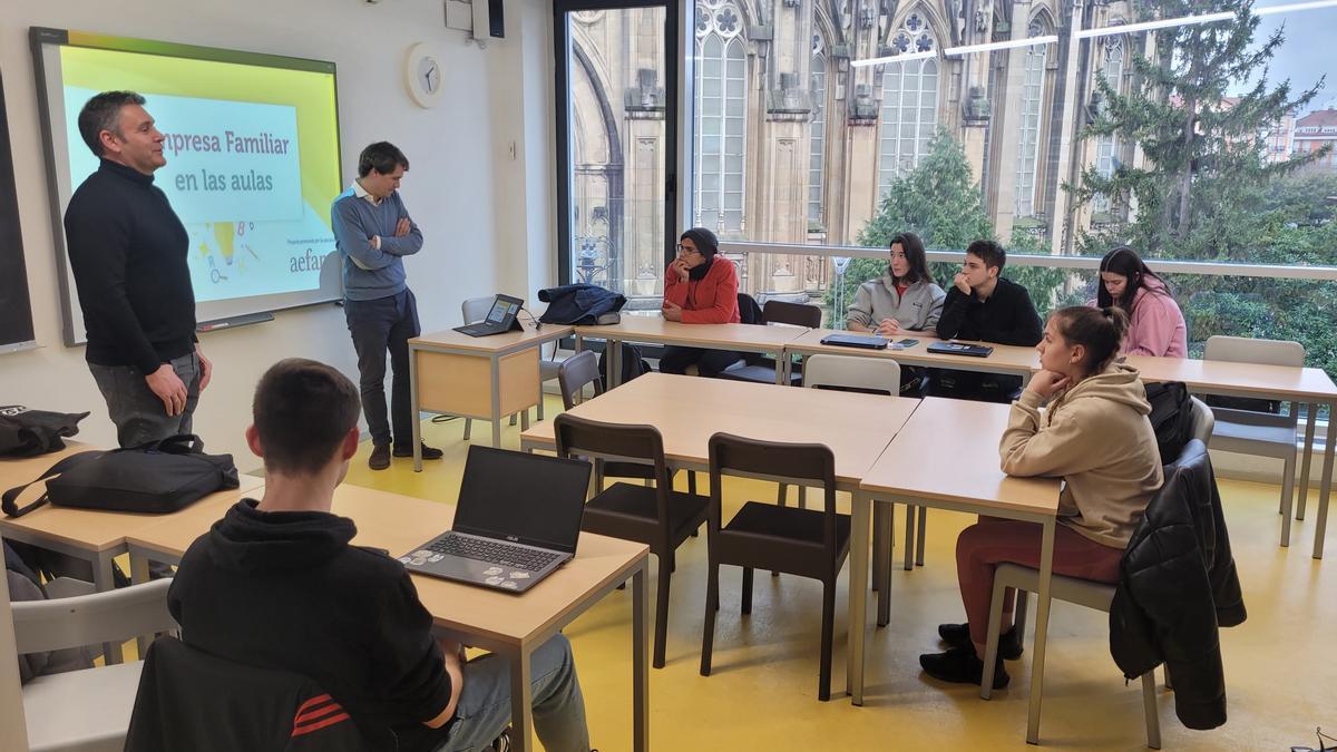 El gerente de BH Bikes, Javier Beistegi, durante su charla con los alumnos de Urkide