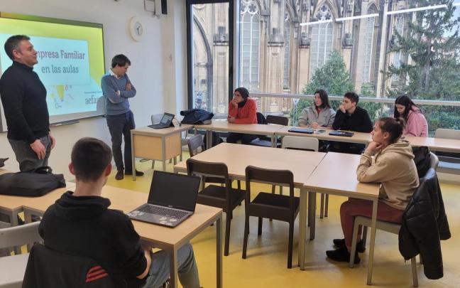 El gerente de BH Bikes, Javier Beistegi, durante su charla con los alumnos de Urkide