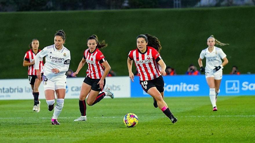 Mariana Cerro conduce el balón en un instante del encuentro entre el Real Madrid y el Athletic disputado en el Alfredo Di Stéfano.