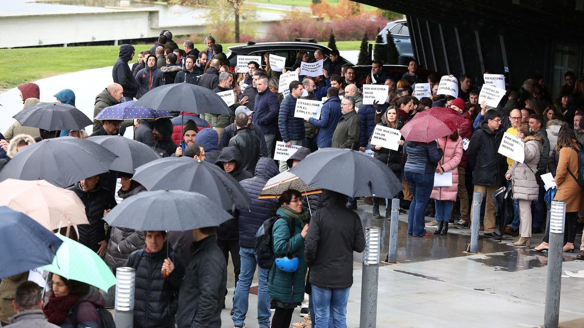Un momento de la concentración en la sede de Sarriguren.