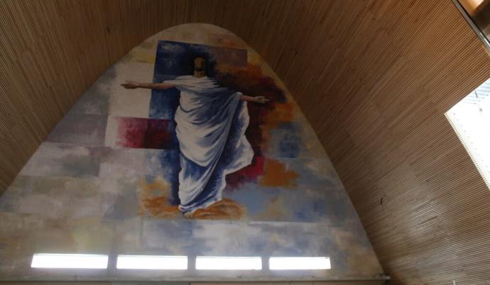 Mural que representa a Cristo resucitado.
