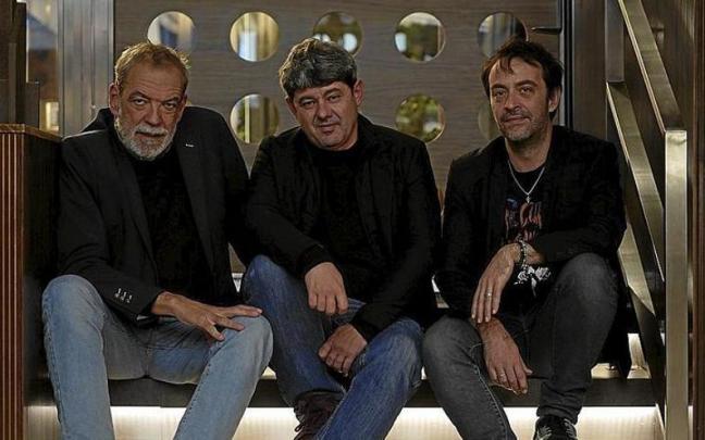 Los tres integrantes de Carmen Mola acaban de publicar una nueva historia, &lsquo;Las madres&rsquo;.