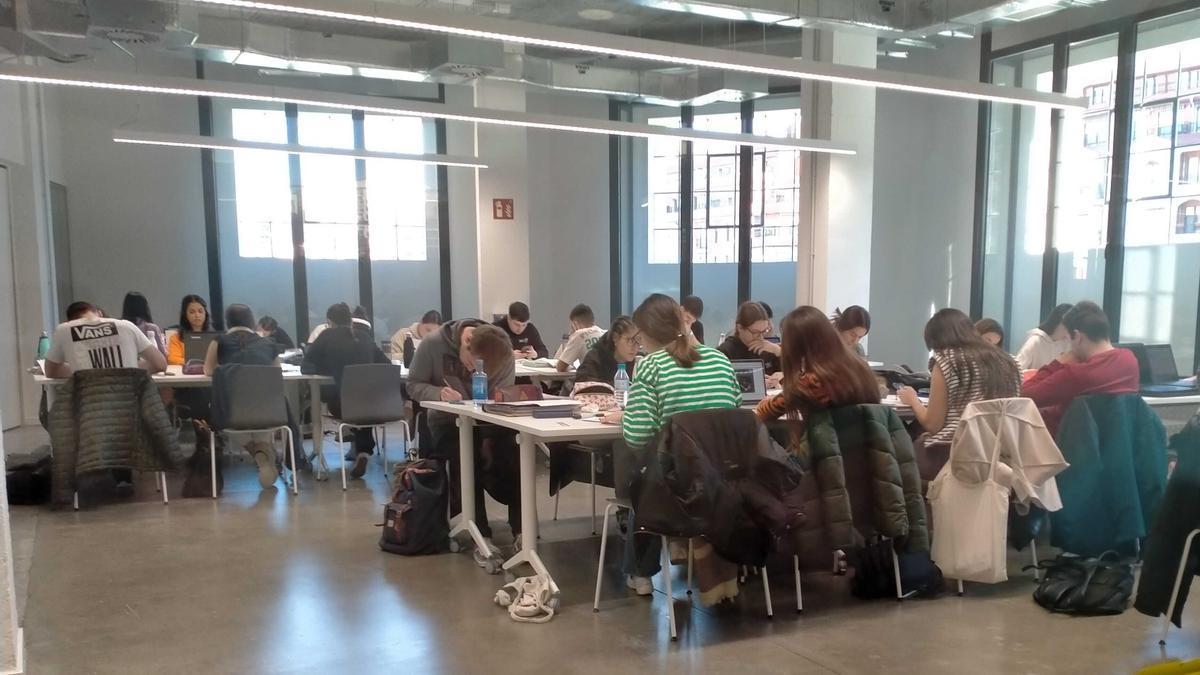 Varios jóvenes estudian en una de las bibliotecas de Bilbao