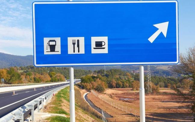 Señal que indica en un autovía el desvío hacia una estación de servicio.