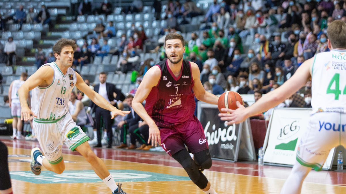 Miguel González avanza hacia canasta durante un partido de la pasada temporada con el Força Lleida