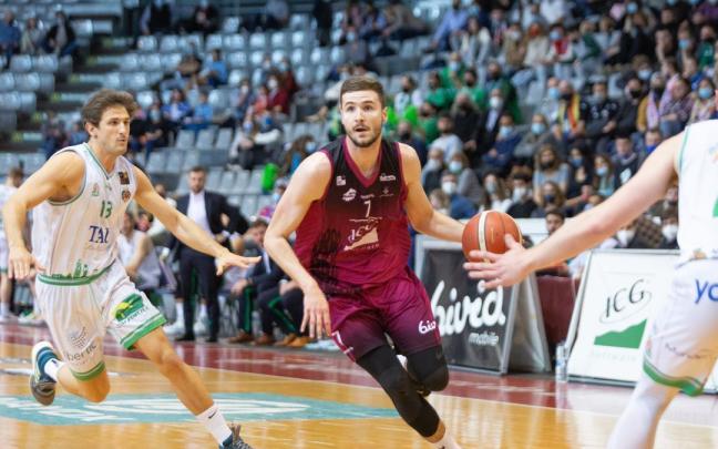 Miguel González avanza hacia canasta durante un partido de la pasada temporada con el Força Lleida