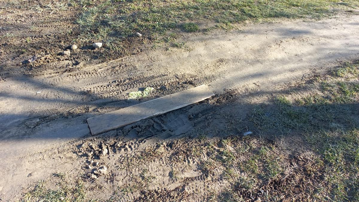 Como solución sencilla pero muy eficaz, alguien ha puesto unos tablones en una de las partes de esta explanada donde más barro se acumula a diario