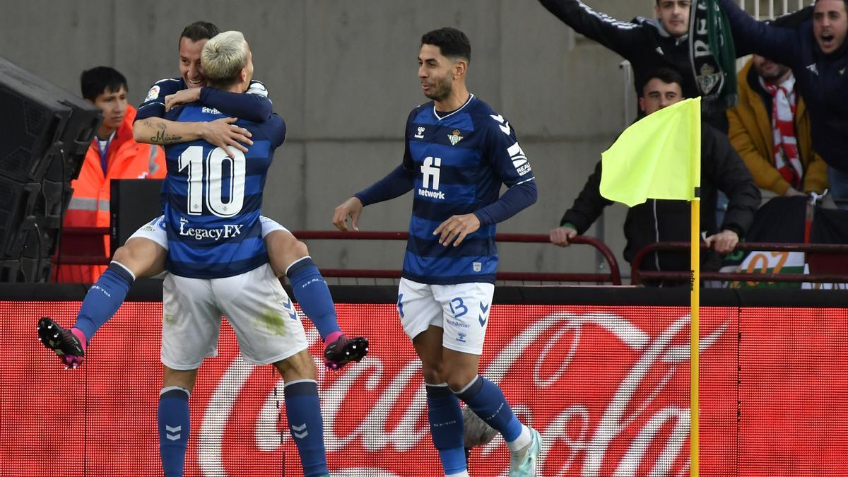 Los jugadores del Betis celebran uno de los goles conseguidos por el equipo bético