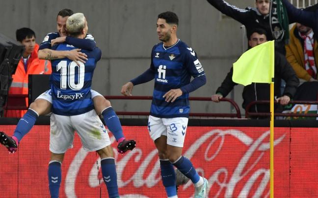 Los jugadores del Betis celebran uno de los goles conseguidos por el equipo bético