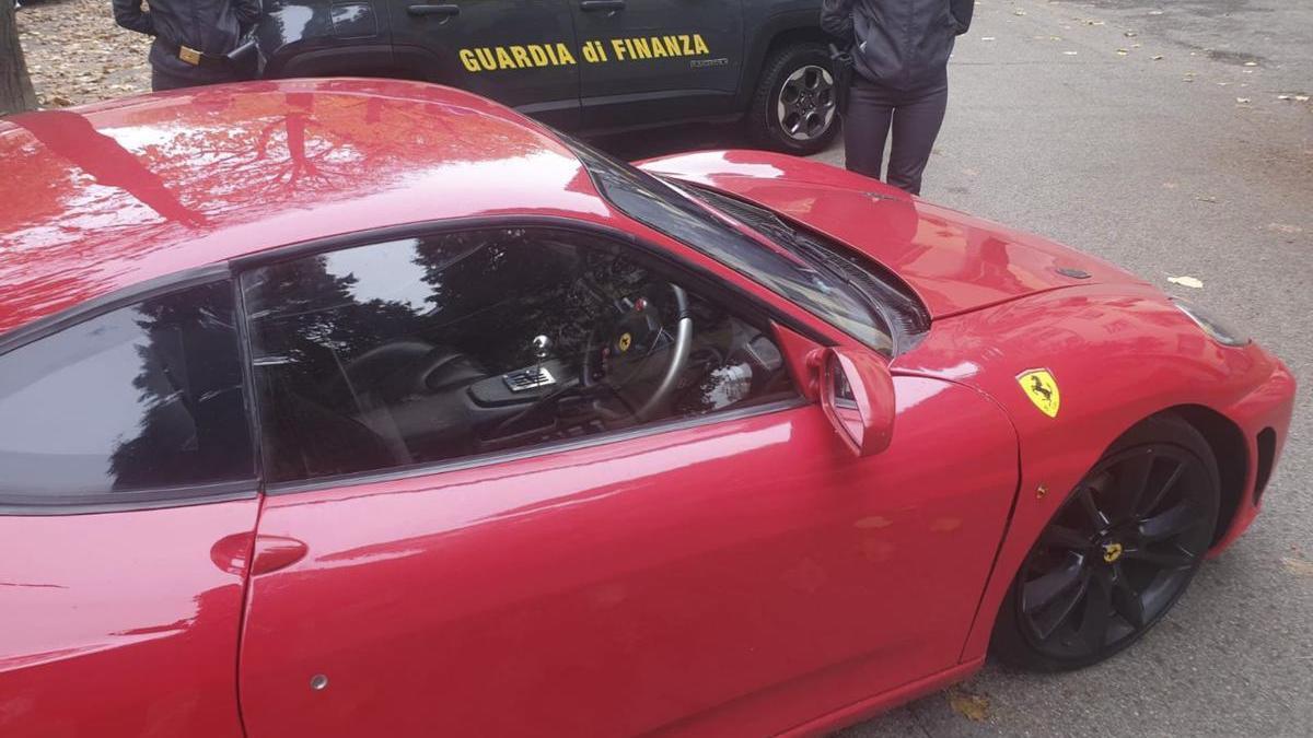 Fotografía que muestra el Ferrari F430 falsificado.