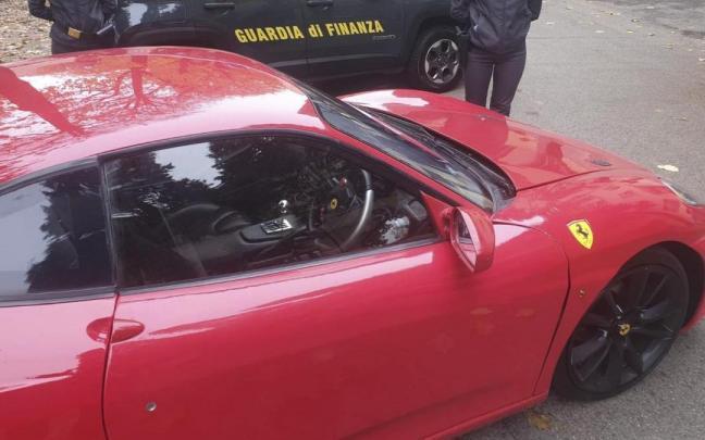 Fotografía que muestra el Ferrari F430 falsificado. Fotografía que muestra el Ferrari F430 falsificado.
