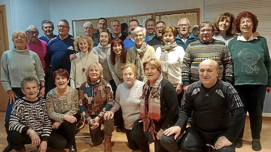 La formación de la coral Cais Cantum, de Cascante, posa junta antes de un ensayo.