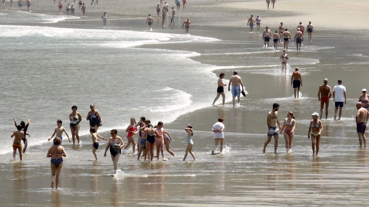 Varias personas disfrutan de la playa de Santiago de Deba