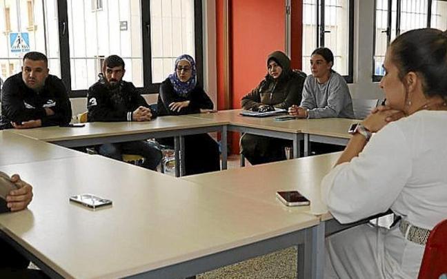 Las familias sirias acogidas con algunos ayudantes.