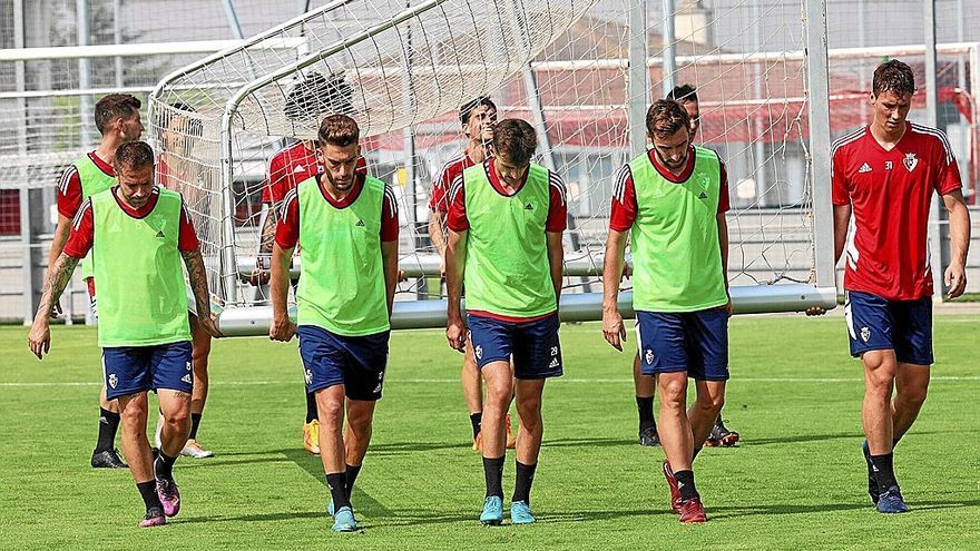 Varios jugadores de Osasuna transportan una portería durante el entrenamiento de este viernes en las instalaciones de Tajonar