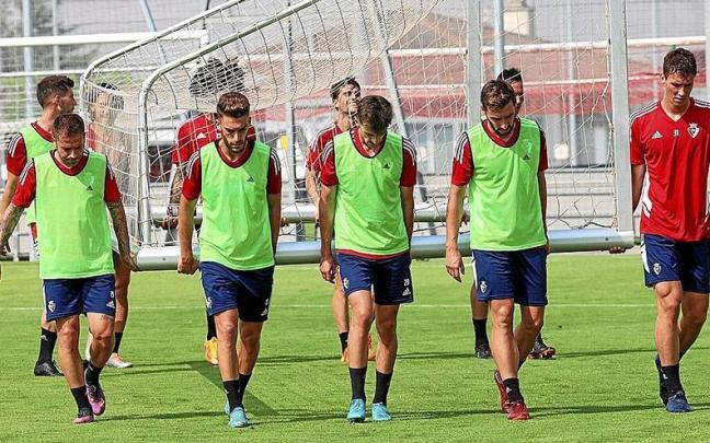 Varios jugadores de Osasuna transportan una portería durante el entrenamiento de este viernes en las instalaciones de Tajonar