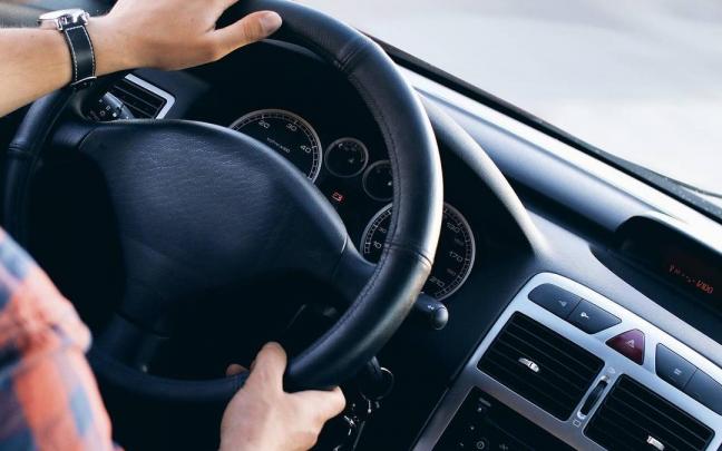 Imagen de recurso de una persona conduciendo