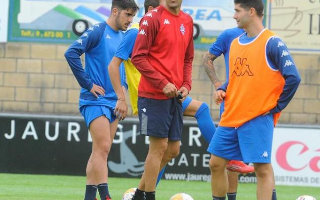 Los jugadores del Amorebieta, poco antes de iniciar el entrenamiento del viernes. Los jugadores del Amorebieta, poco antes de iniciar el entrenamiento del viernes.