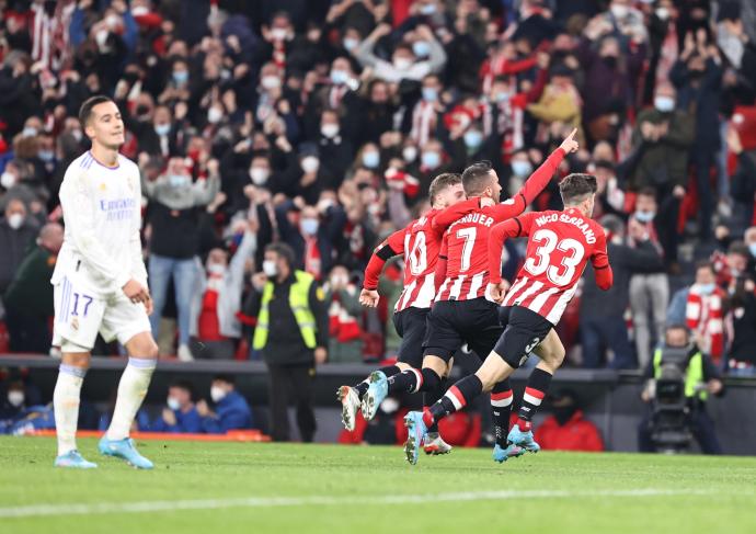 Berenguer, acompañado de Muniain y Nico Serrano, celebra el gol al Madrid en el minuto 89.