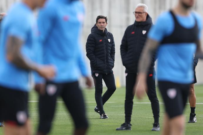 Marcelino García Toral, en un momento del entrenamiento de ayer en Lezama.