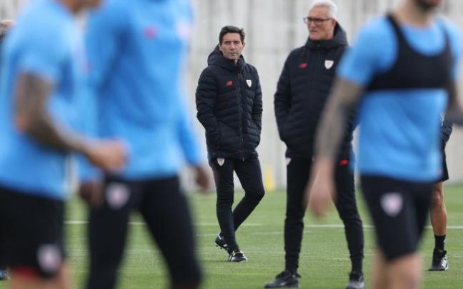 Marcelino García Toral, en un momento del entrenamiento de ayer en Lezama.