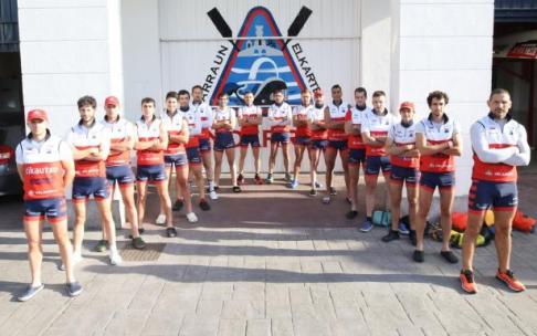 La plantilla de Ondarroa, que finalizó la pasada temporada en la séptima posición de la Eusko Label Liga, posa ante su sede.