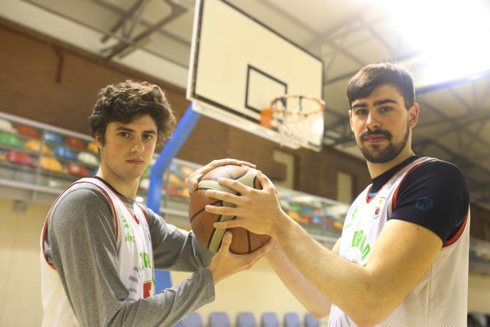 De izquierda a derecha, Jon Aldekoa y Oier Ardanza antes de un entrenamiento con el Zornotza.