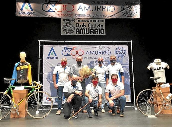 Miembros del club ciclista de Amurrio, entre ellos Alfredo Cerrillo, recogiendo el Guk de Oro 2020.