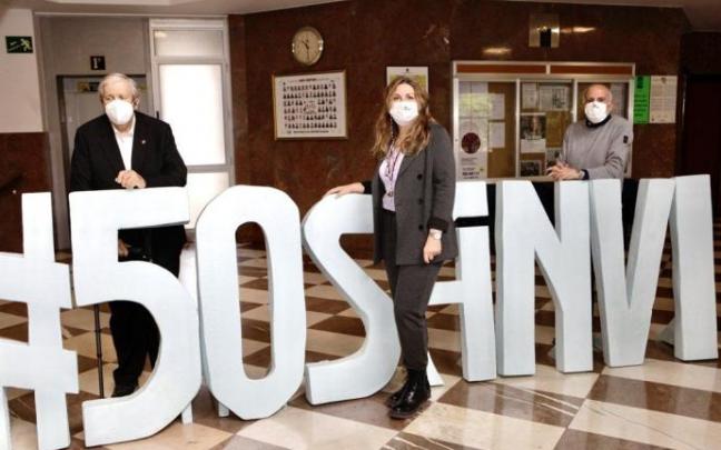 López de Sosoaga, Zuazola y Gorospe, posan con las iniciales por los 50 años de San Viator.