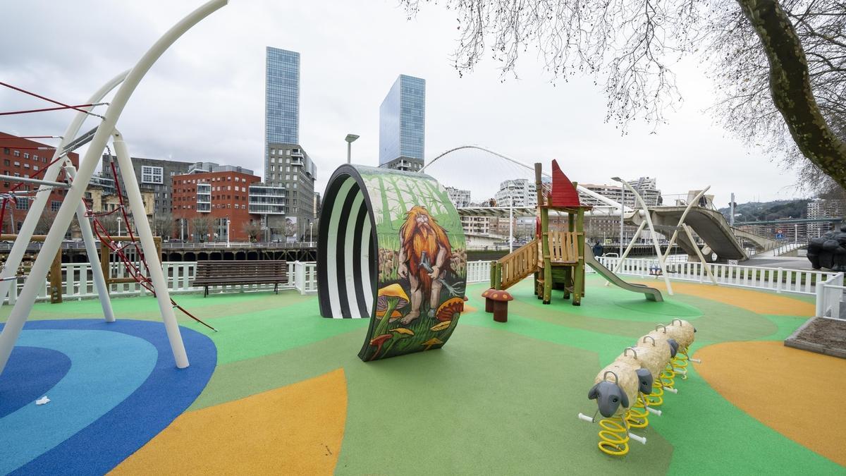 Aburto visita el nuevo espacio infantil de Campo Volantín, inspirado en la mitología vasca