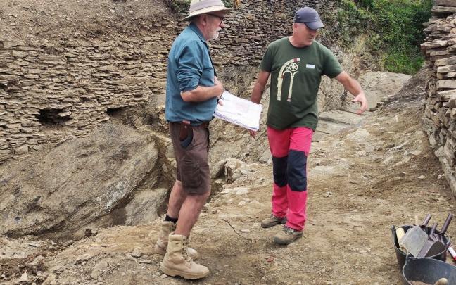 Eudald Carbonell, con su característico sombrero, conversa con José Luis Solaun.