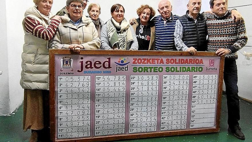 Los agraciados con alguno de los 50 premios podrán pasar a recogerlos desde hoy mismo en el stand situado en el pórtico de Santa María. | FOTO: IKER BARRUTIETA