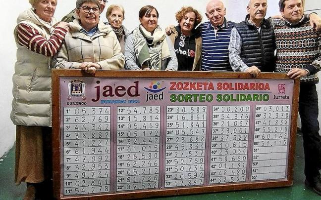 Los agraciados con alguno de los 50 premios podrán pasar a recogerlos desde hoy mismo en el stand situado en el pórtico de Santa María. | FOTO: IKER BARRUTIETA