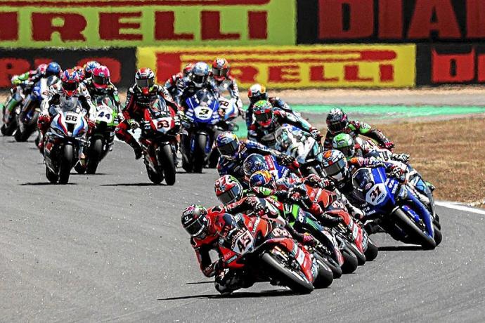 Los pilotos de Superbikes cogen una curva durante una carrera del Mundial. Foto: SBK