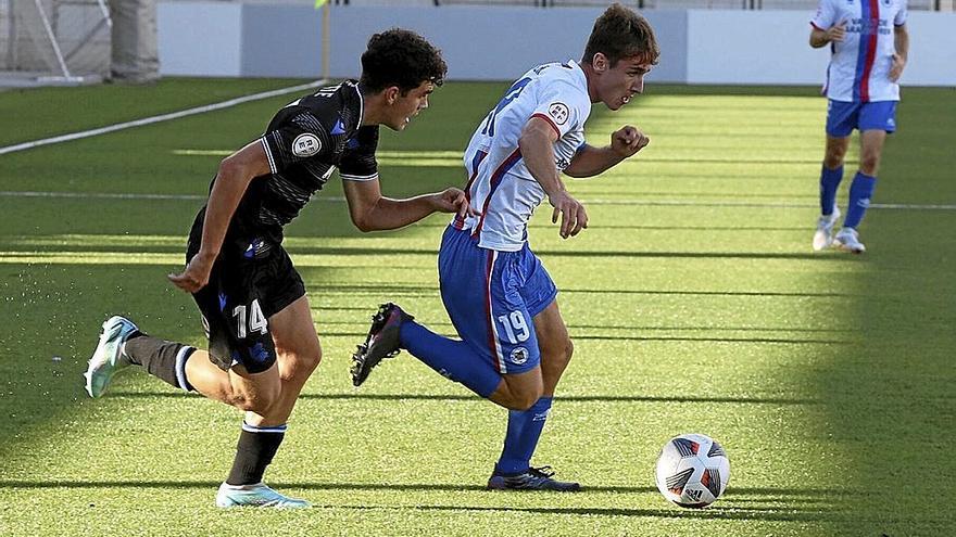 Agote (Real Sociedad C) y Sola (Mutilvera) peleando por el balón. | FOTO: JAVIER BERGASA.