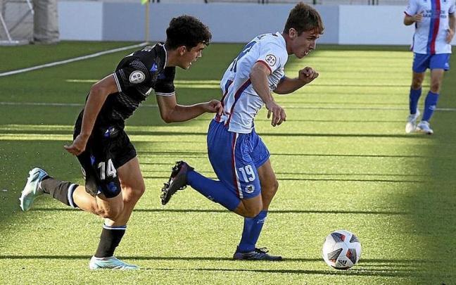 Agote (Real Sociedad C) y Sola (Mutilvera) peleando por el balón. | FOTO: JAVIER BERGASA.