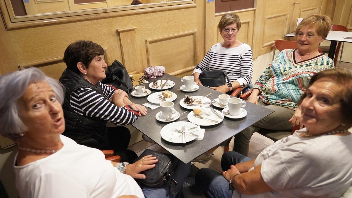 Un grupo de mujeres en una de las mesas del Café Lago