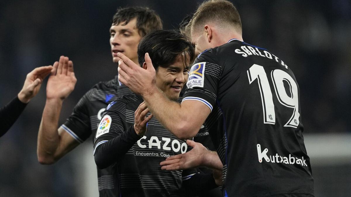 Kubo y Sorloth celebran un gol de la Real en Cornellà.