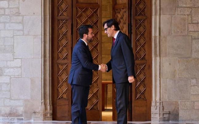 Pere Aragonès y Salvador Illa se saludan antes de firmar el acuerdo de Presupuestos catalanes. Pere Aragonès y Salvador Illa se saludan antes de firmar el acuerdo de Presupuestos catalanes.