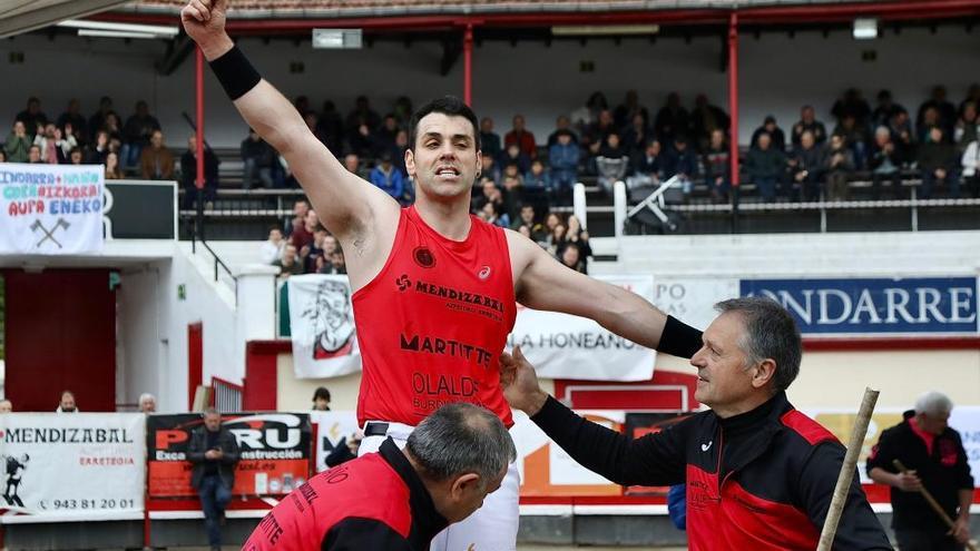 Eneko Ota&ntilde;o celebra su triunfo a Arria V en la apuesta celebrada en la plaza de toros de Azpeitia.