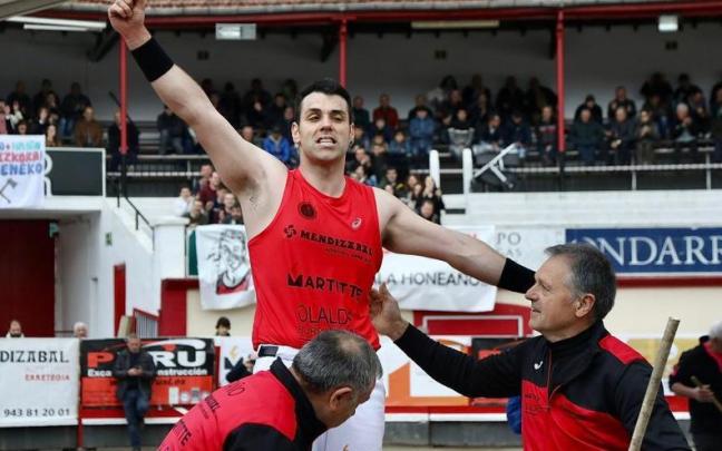 Eneko Ota&ntilde;o celebra su triunfo a Arria V en la apuesta celebrada en la plaza de toros de Azpeitia.